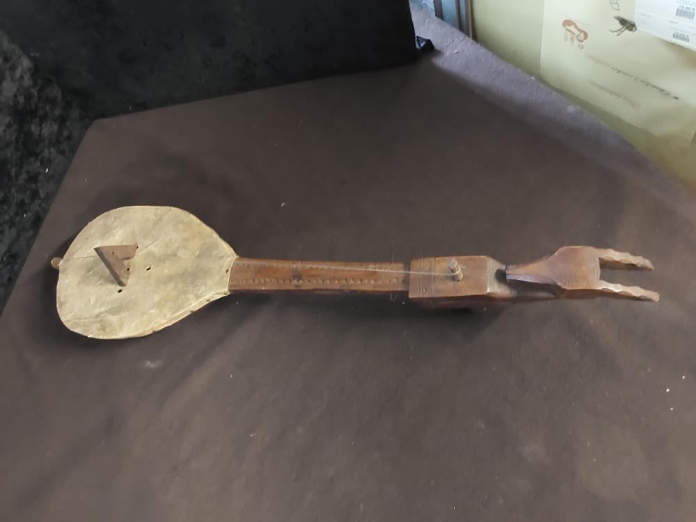 INSTRUMENT MUSIQUE EN BOIS TÊTE ANIMAL