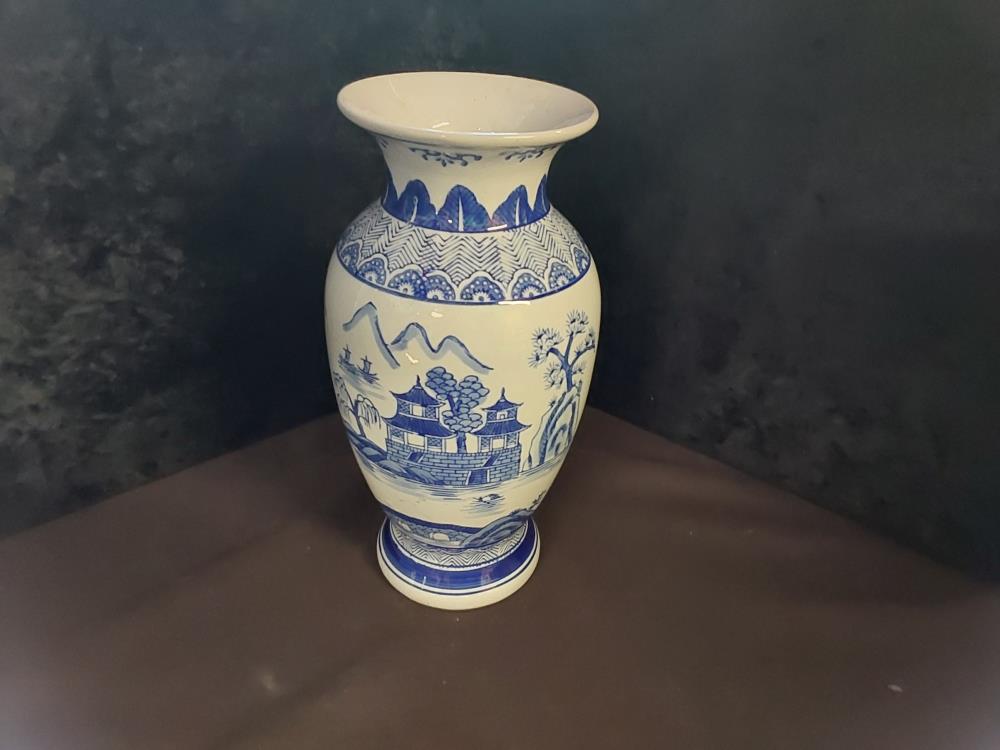 VASE MM BLANC BLEU MOTIF ASIATIQUE 