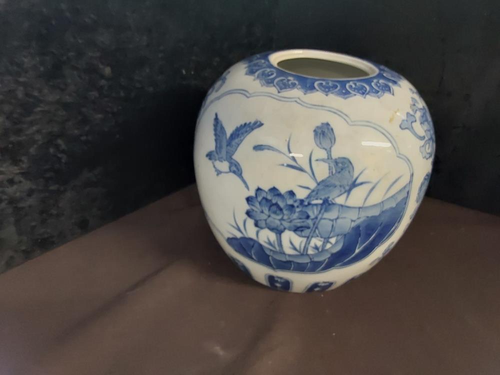 VASE BOULE BLANC BLEU MOTIF ASIATIQUE