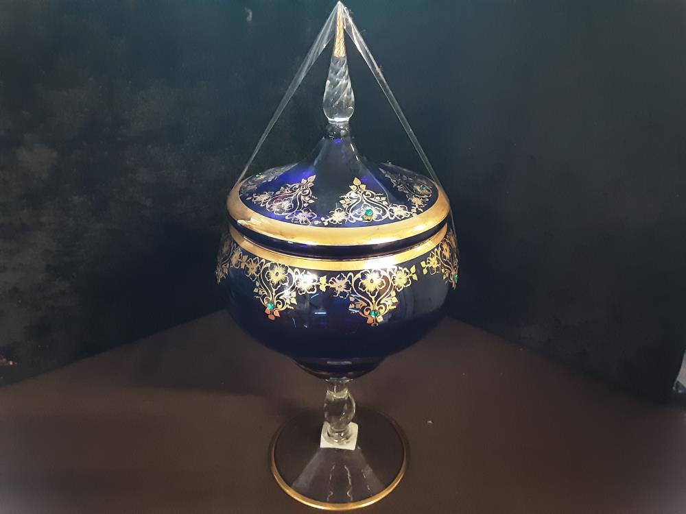 COUPE SUR PIED GM BLEUE AVEC DORURE ET PERLES VERTES