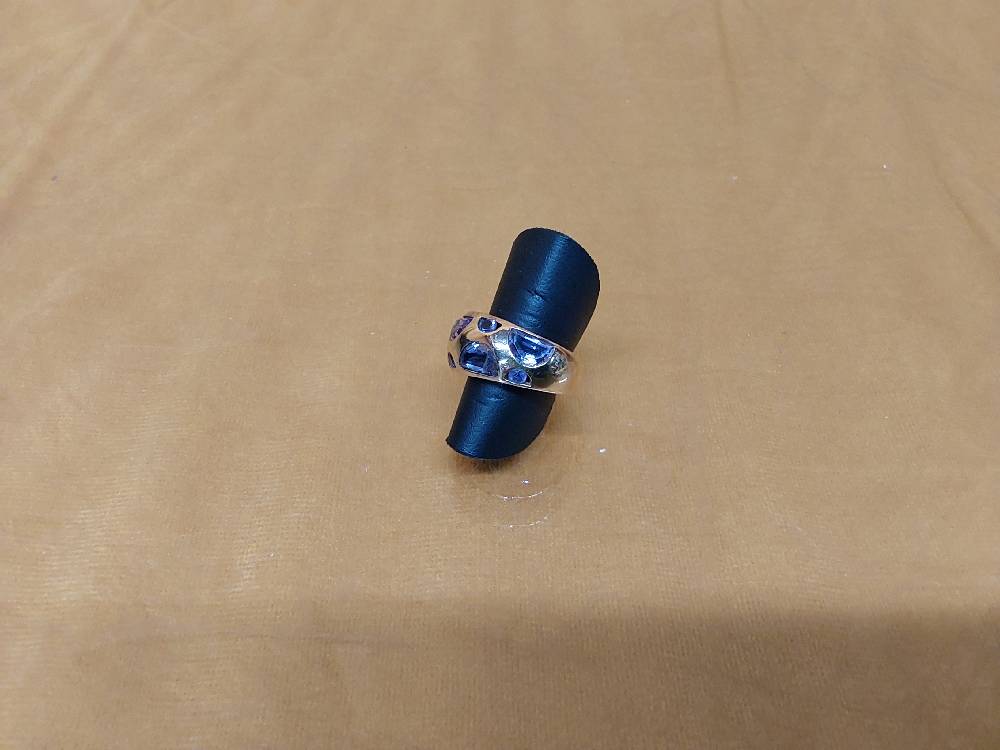 BAGUE PLAQUE OR AVEC STRASS VIOLET