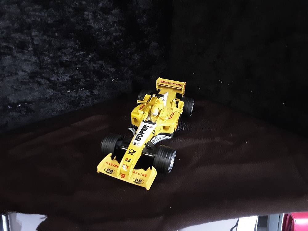 VOITURE MINIATURE JAUNE