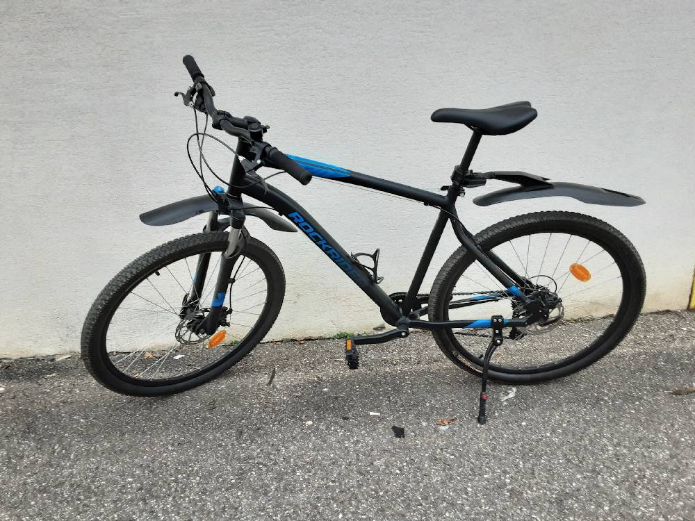 VELO ROCKRIDER NOIR ET BLEU 27.5 POUCES SERVI 1 MOIS