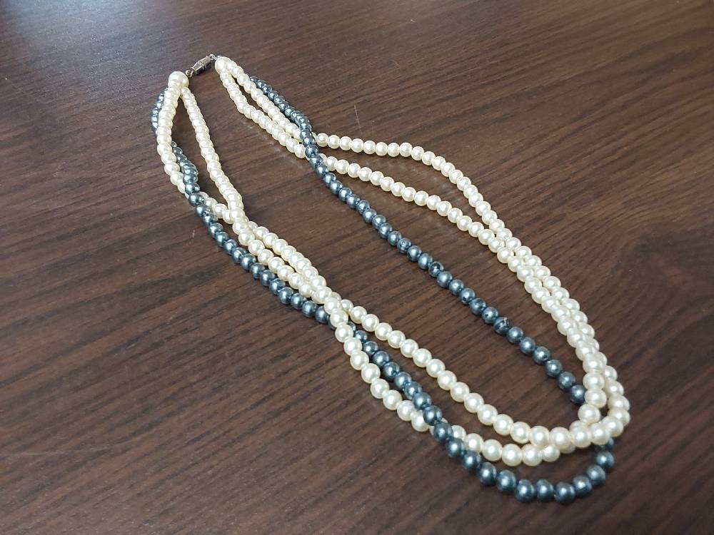 COLLIER PERLES FANTAISIES BLANCHES ET GRISES