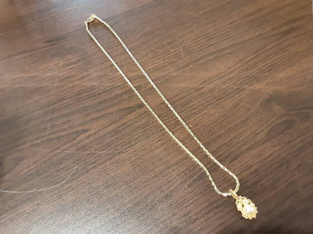 COLLIER DORÉ PENDENTIF PERLE BLANCHE FANTAISIE