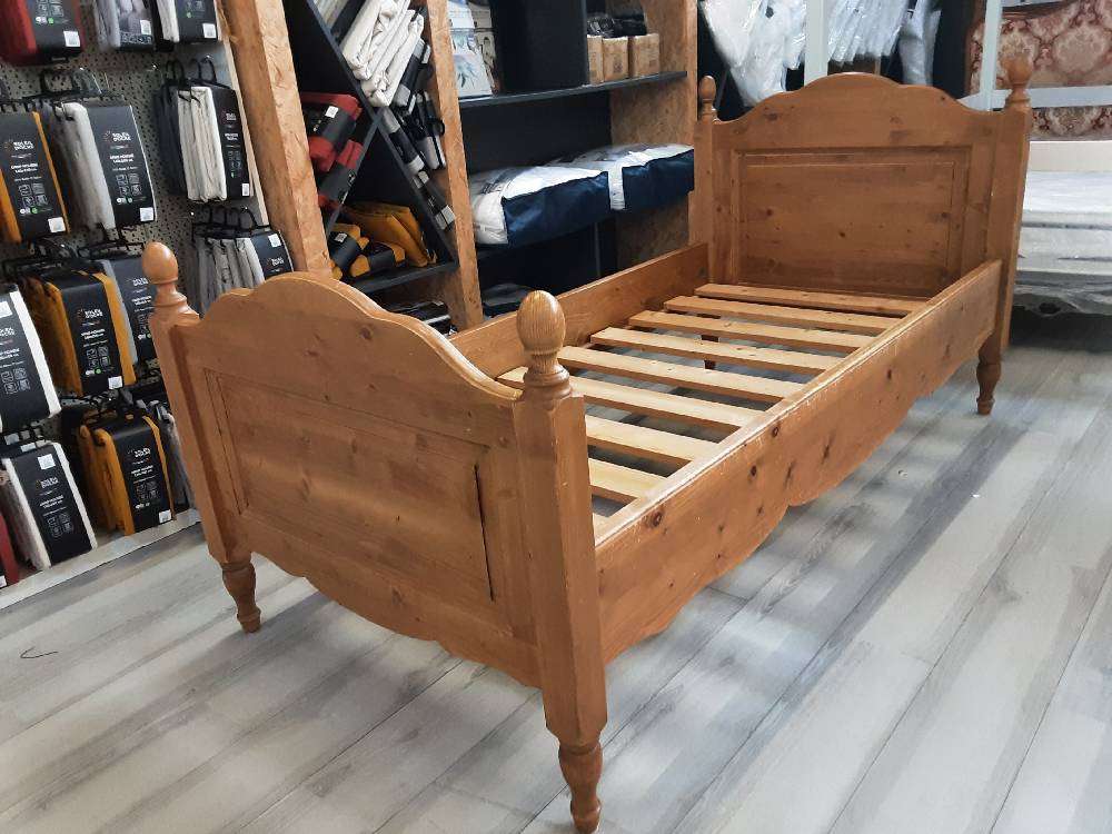 LIT EN PIN AVEC SOMMIER A LATTES 90 X 190 MARQUE INTERIORS