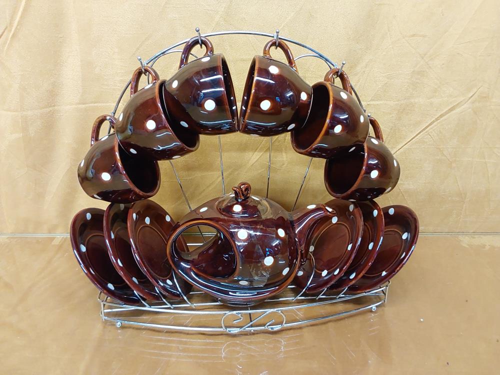 SERVICE A THE 6 PERS. BRUN À POIDS BLANC SUR SUPPORT MURALE METAL