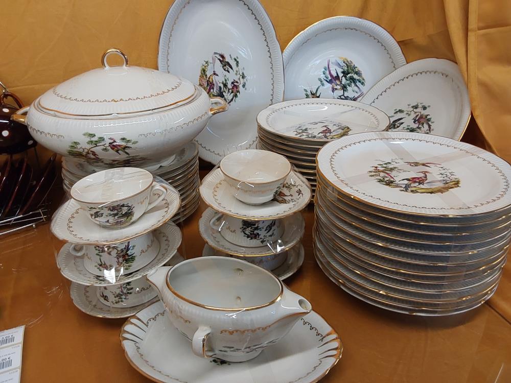 SERVICE DE TABLE PORCELAINE MOTIF OISEAUX BORDURES DORÉES + 6 TASSES S-TASSES