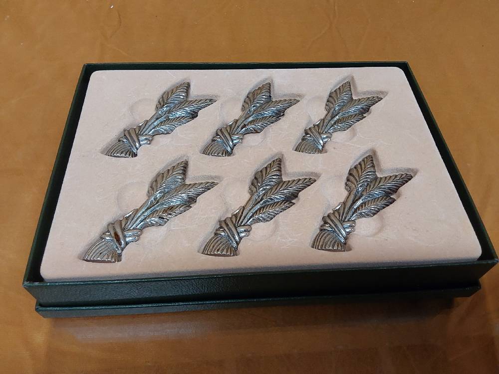 LOT DE 6 PORTES COUTEAUX EN ETAIN FORME DE FEUILLAGE