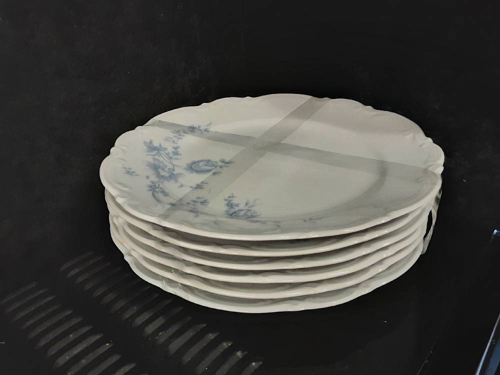 LOT 5 ASSIETTES BLANCHES A FLEURS BLEUES