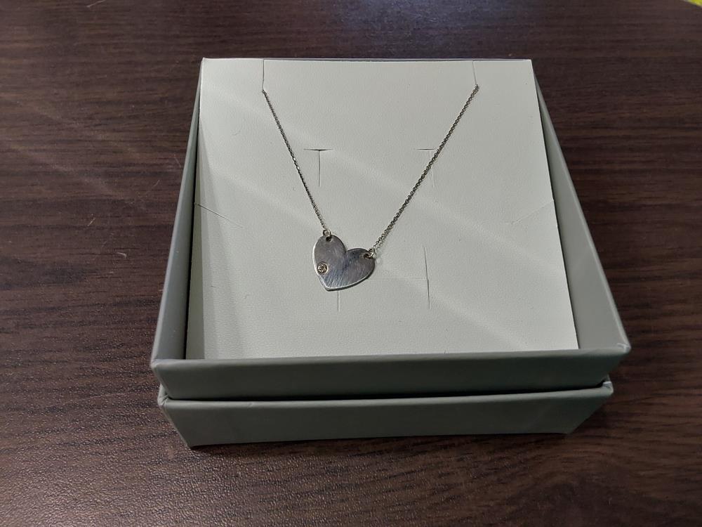 COLLIER COEUR OR BLANC 9 CARAT  1.16GR ET DIAMAND 0.003 CARAT