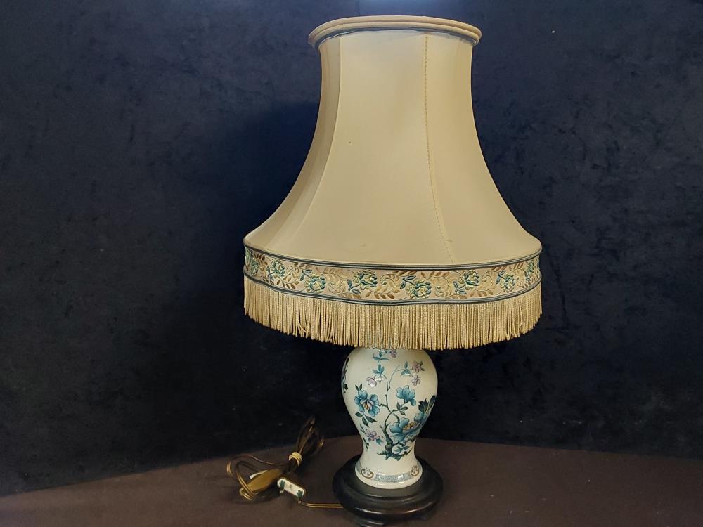 LAMPE DE CHEVET DECOR FLEURS ROSE ET BLEU