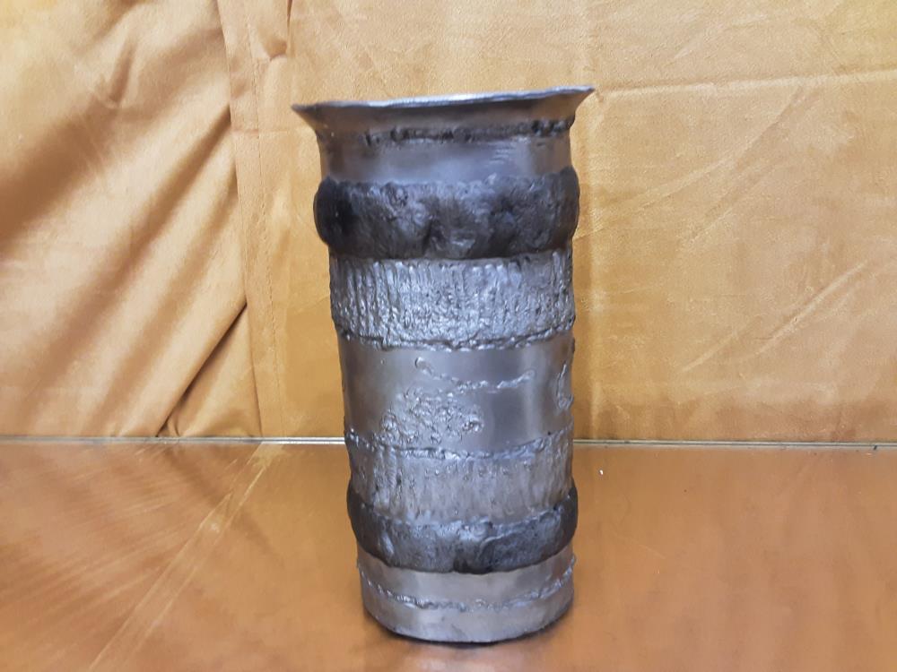VASE EN MÉTAL 