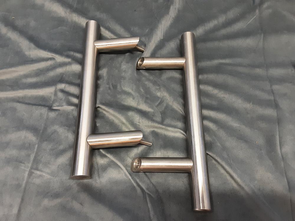LOT DE 2 POIGNÉÉS DE PORTES INOX 
