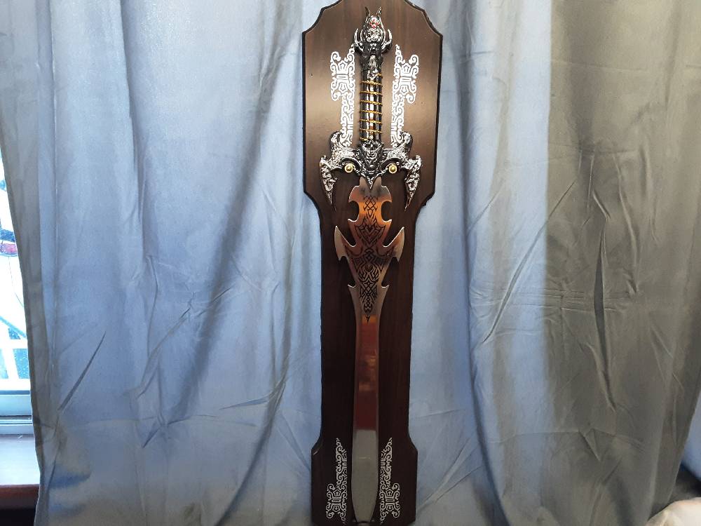 EPEE MANCHE DORE DECO TGM 1M SUR SUPPORT (2-01A)