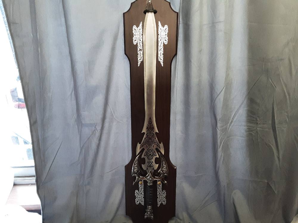 EPEE DECO MANCHE NOIR 1M SUR SUPPORT ( 313)