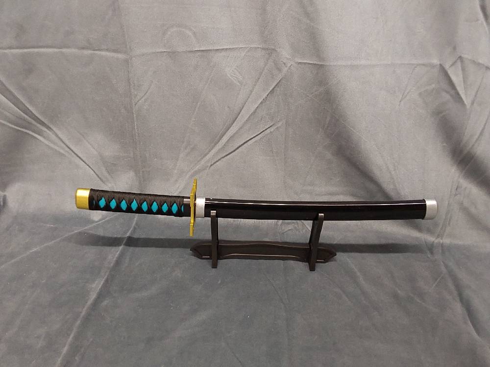 COUTEAU NOIR/DORE/BLEU 45CM MUICHIRO TOKITO AVEC SUPPORT (SH-655MI)