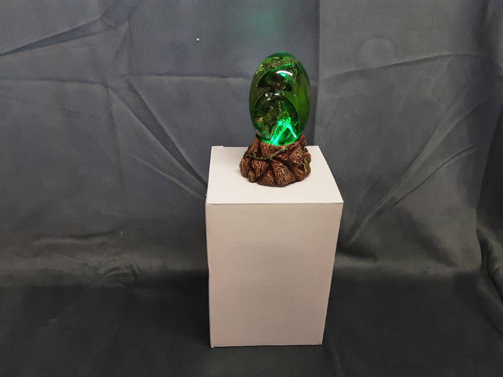 OEUF DRAGON VERT LUMINEUX SUR SUPPORT 8X11CM (ARE-04)