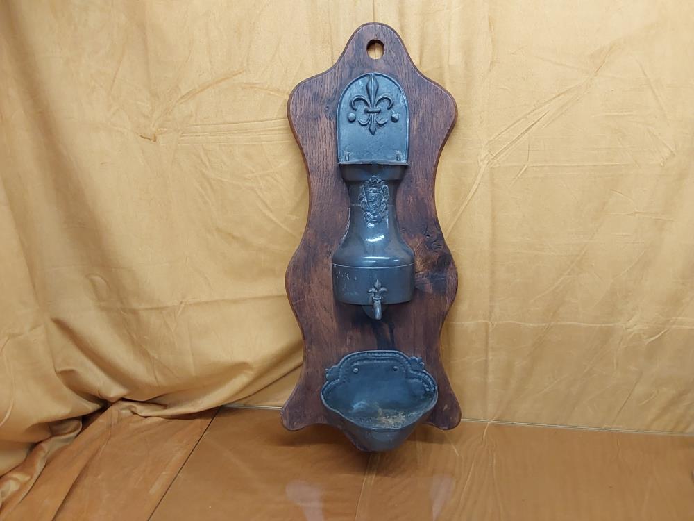 FONTAINE MURALE EN ÉTAIN