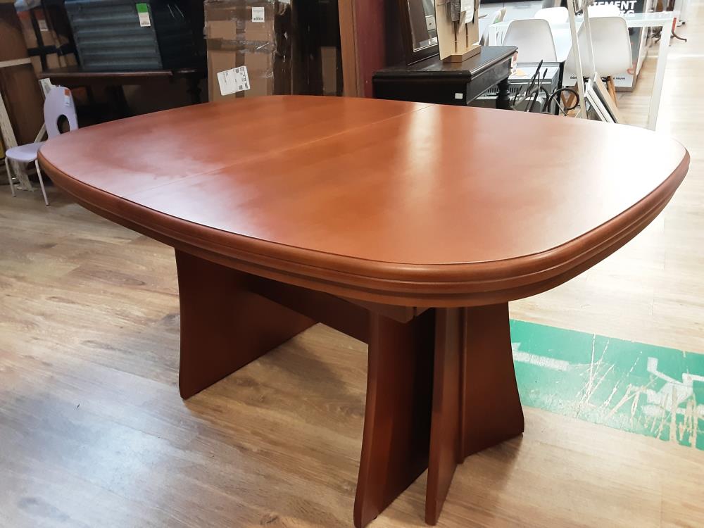 TABLE + 4 ALLONGES DE 45 CM - LONGUEUR TOTALE AVEC LES 4 ALLONGES : 330 CM - COLORIS MERISIER