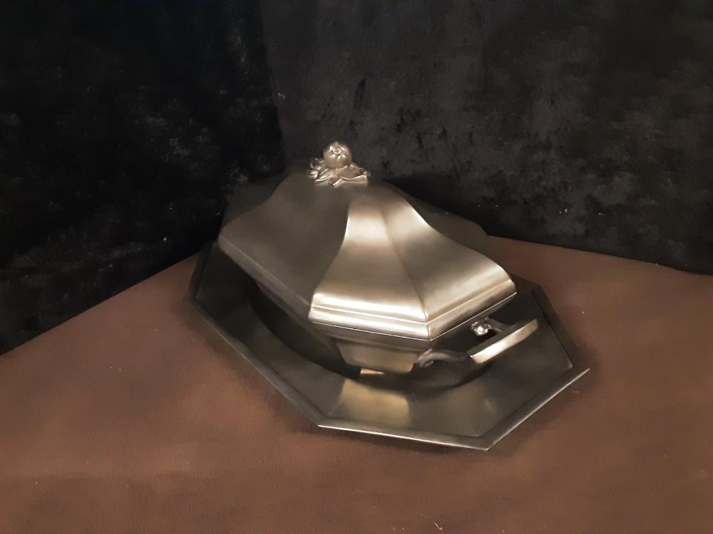 SOUPIERE AVEC PLAT EN ETAIN OCTOGONALE