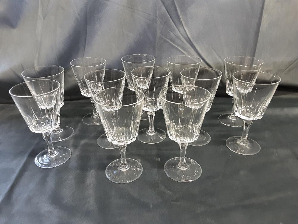 LOT DE 12 VERRES À PORTO SUR PIED