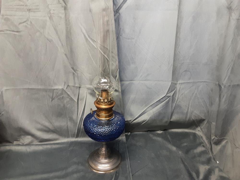 LAMPE À PÉTROLE PIED EN ÉTAIN VERRE MARTELÉ BLEU + VERRE 