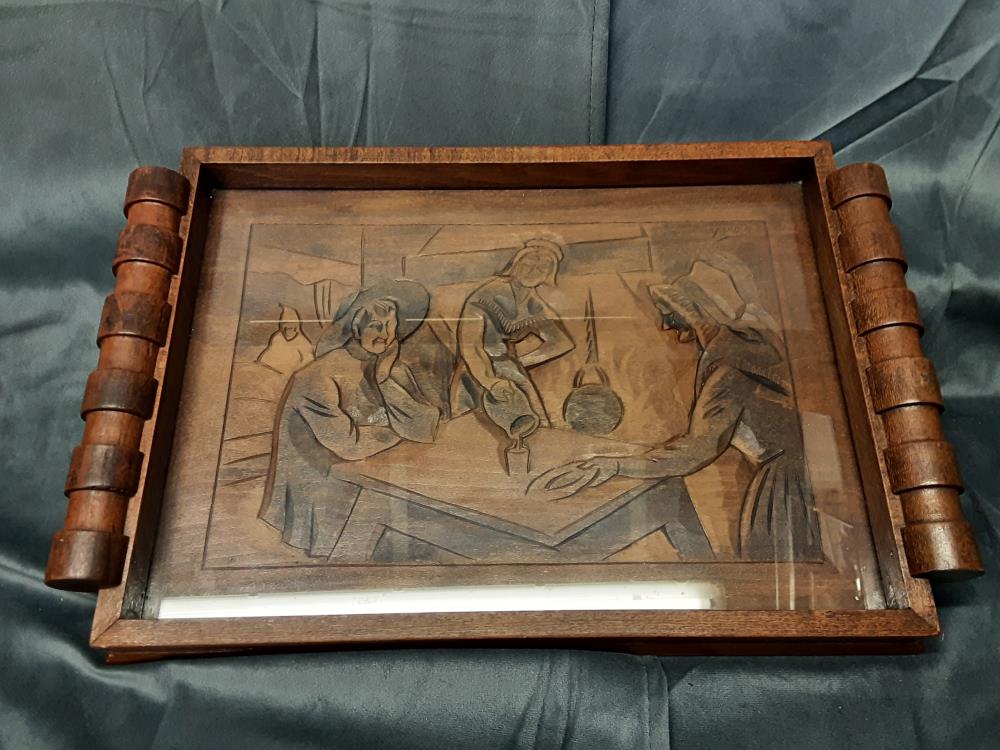 PLATEAU EN BOIS SCULPTÉ AUBERGISTE