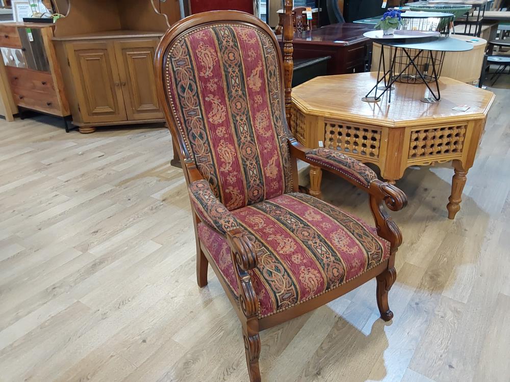 FAUTEUIL VOLTAIRE TISSUS VERT ET ROUGE A MOTIF