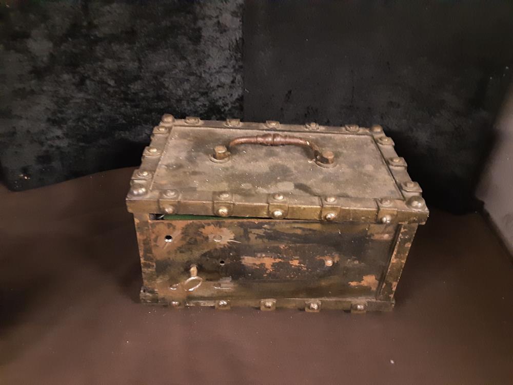 COFFRE FORT ANTIQUE EN MÉTAL