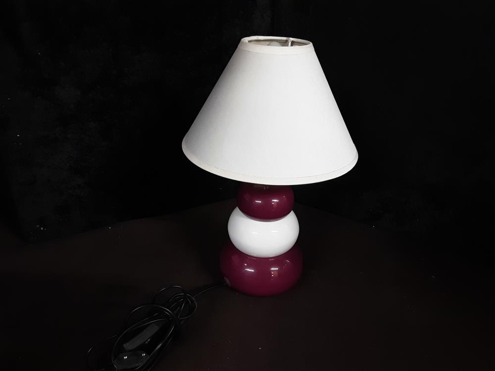 LAMPE DE CHEVET BLANCHE ET VIOLETTE PIED PORCELAINE