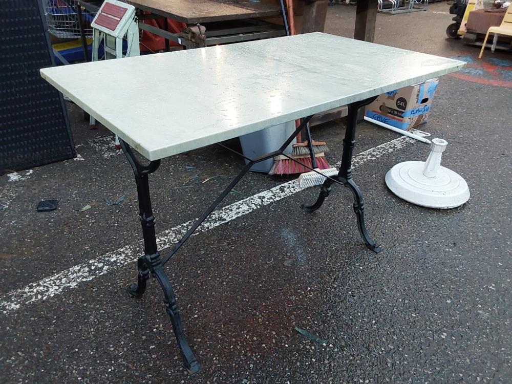 TABLE DE JARDIN PIED EN FONTE PLATEAU MARBRE VERT