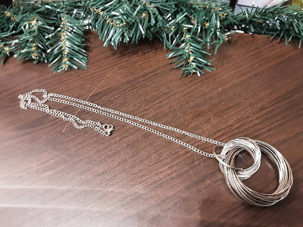 COLLIER METAL AVEC CERCLES
