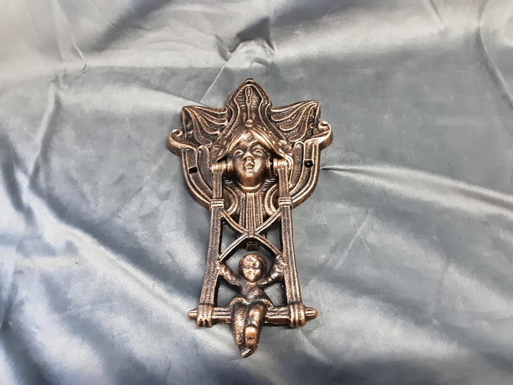 HEURTOIR VISAGE ET ENFANT EN FONTE (HA-68)