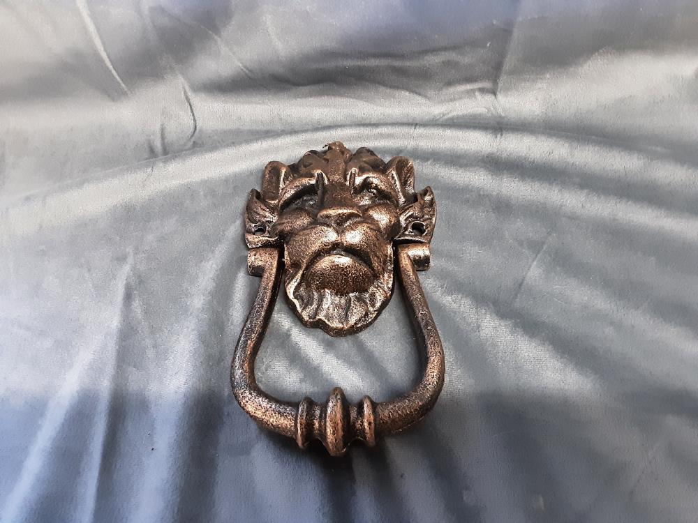 HEURTOIR LION EN FONTE (JP-73)