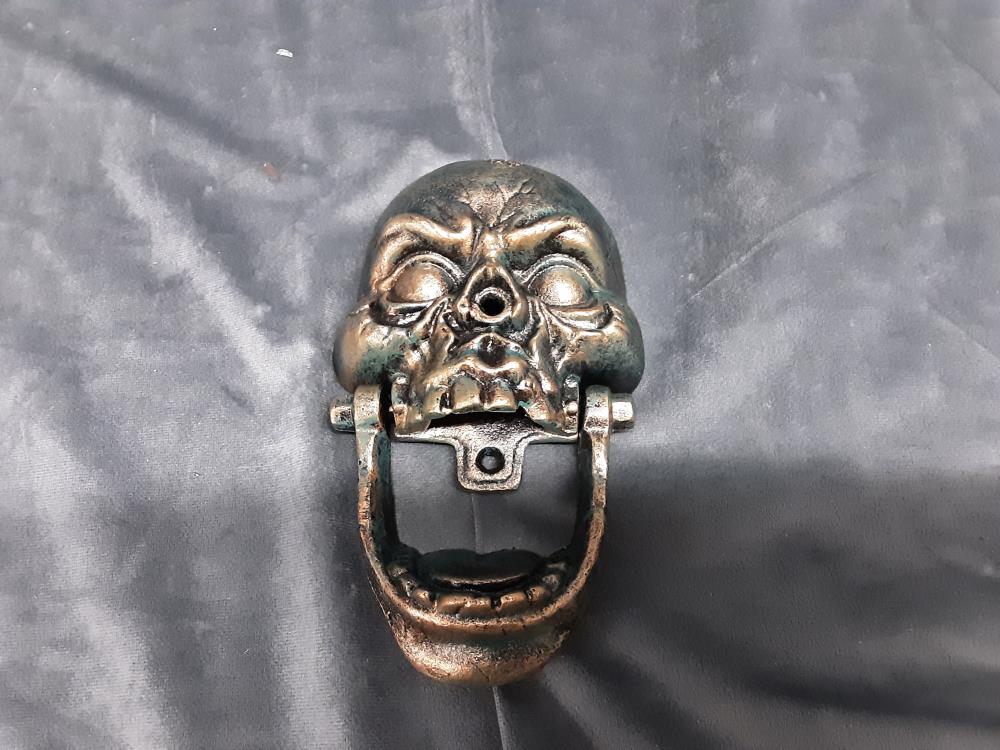 HEURTOIR TÊTE DE MORT EN FONTE (NG-72)