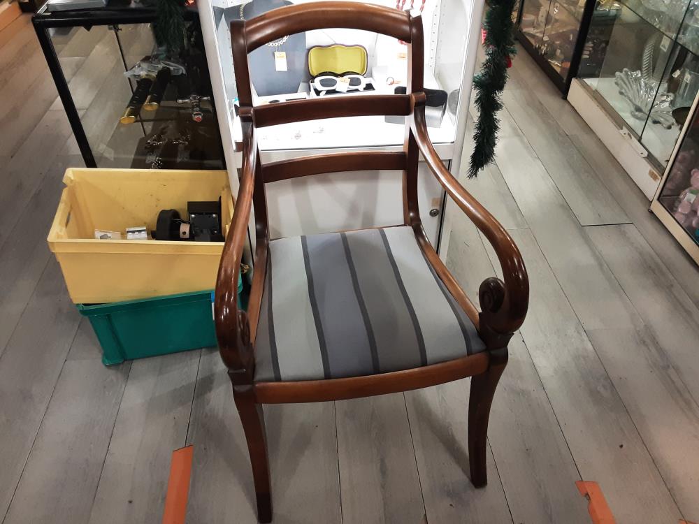 CHAISE CROSS ASSISE GRISE