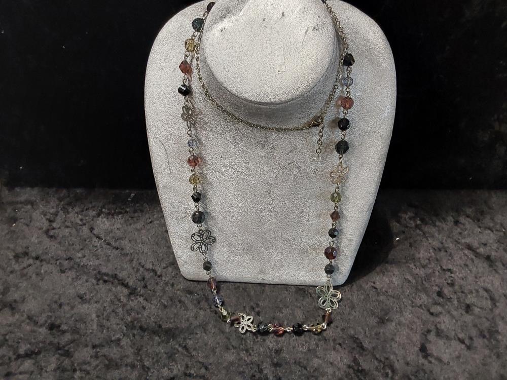 COLLIER PERLES MULTICOLORES FLEURS MÉTAL 