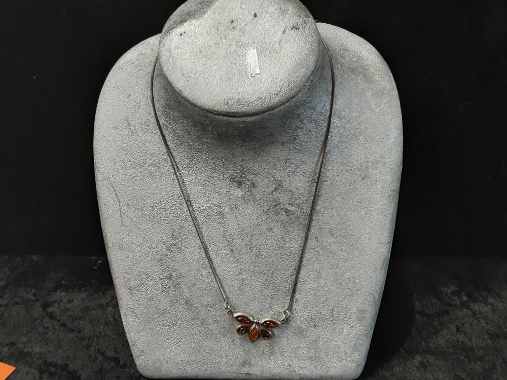 COLLIER ARGENT ET AMBRE