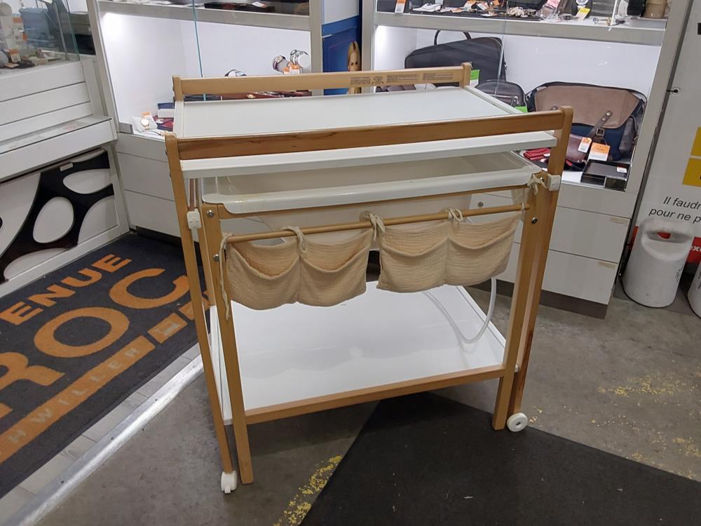 TABLE A LANGER AVEC BAIGNOIRE BLANC ET BOIS SUR ROULETTES