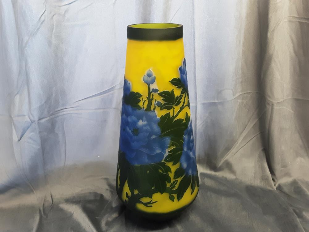 VASE HAUT STYLE GALLÉ MOTIF OISEAU FLEURS SUR FOND JAUNE H.44CM (GV-74)