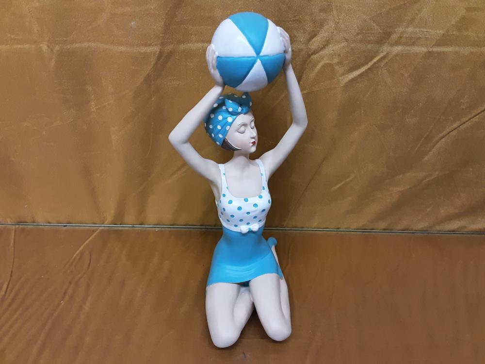 PIN UP RETRO ASSISE AVEC BALLON BLANC ET BLEU CLAIR H.23.2CM (CW-26)