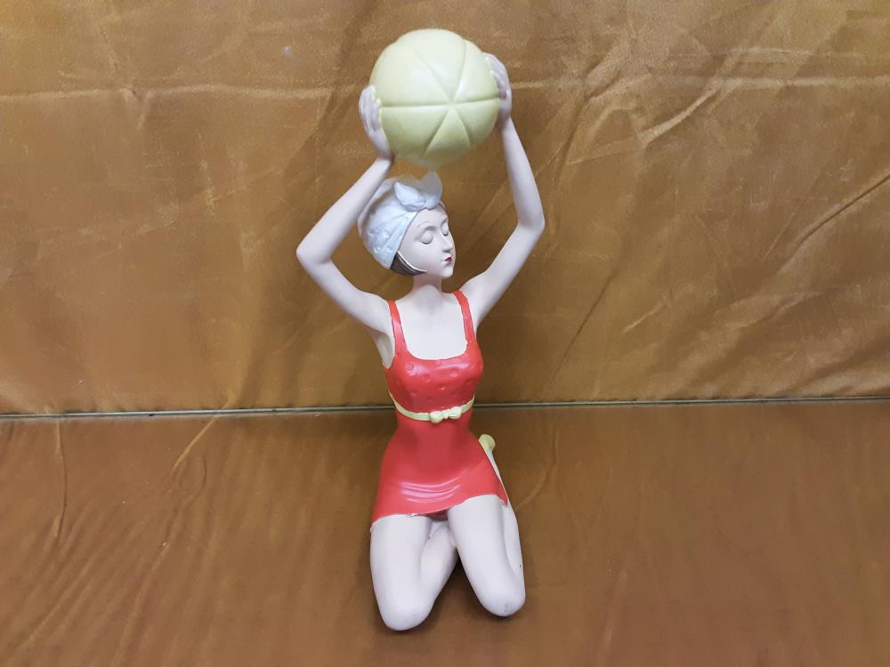 PIN UP RETRO ASSISE AVEC BALLON JAUNE ET ROUGE H.23.2CM (CW-27)