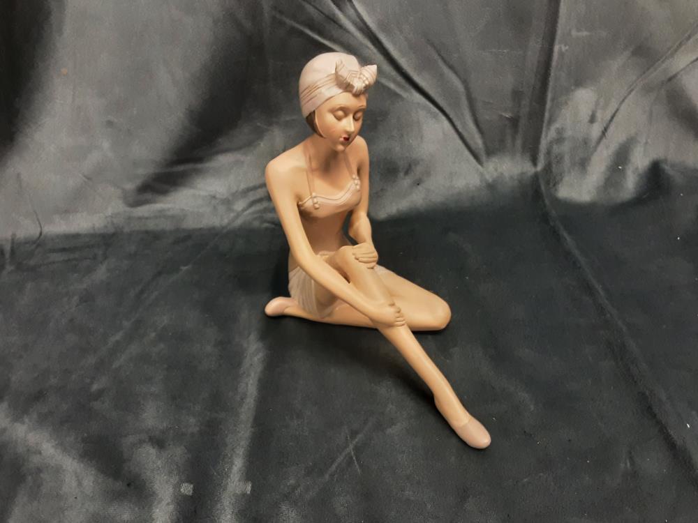 PIN UP ASSISE TENUE BEIGE H.17CM (CW-28)