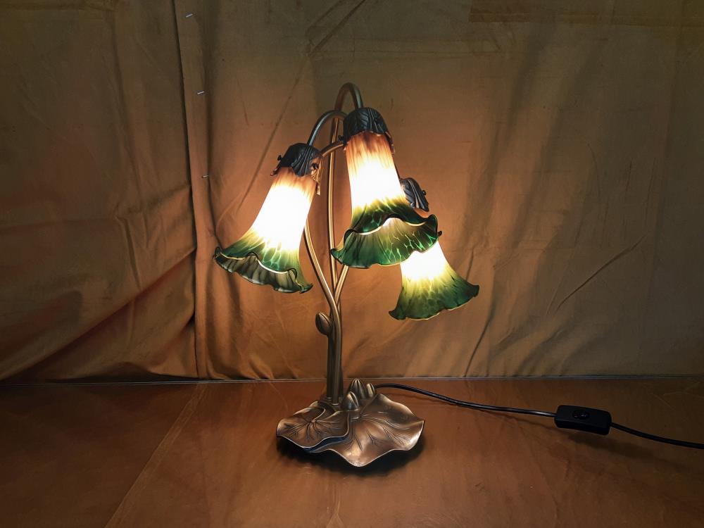 LAMPE A POSER 3 BRANCHES TULIPES PATE DE VERRE