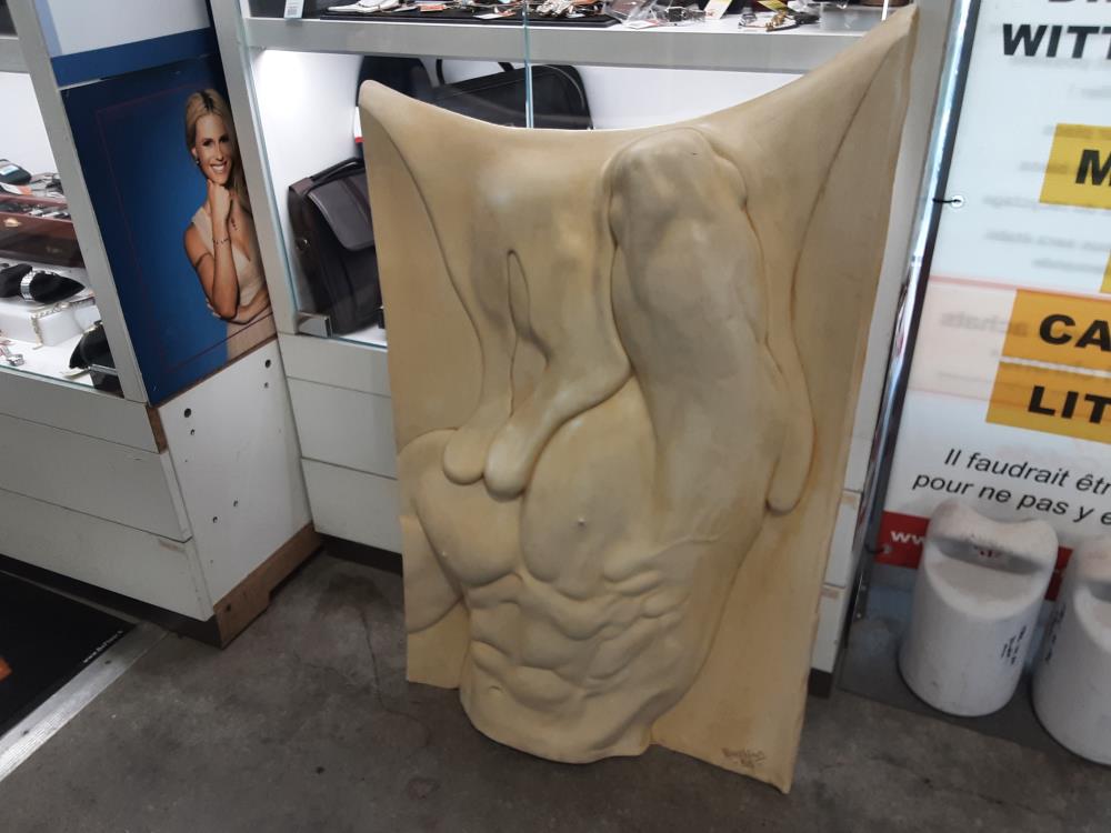 TABLEAU PLATRE BUSTE HOMME EN RELIEF SIGNE MATHIAS 
