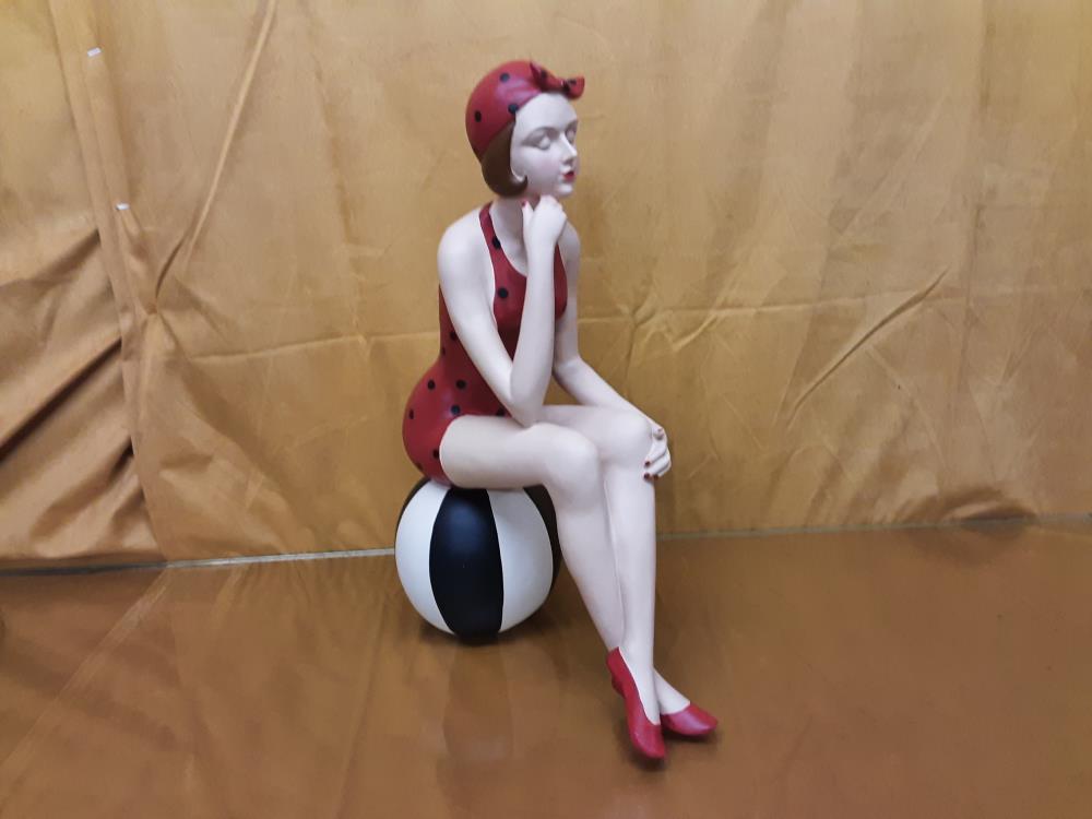 PIN UP RETRO ASSISE SUR UN BALLON ROUGE-BLANC-NOIR H.37.8CM (NB-72)