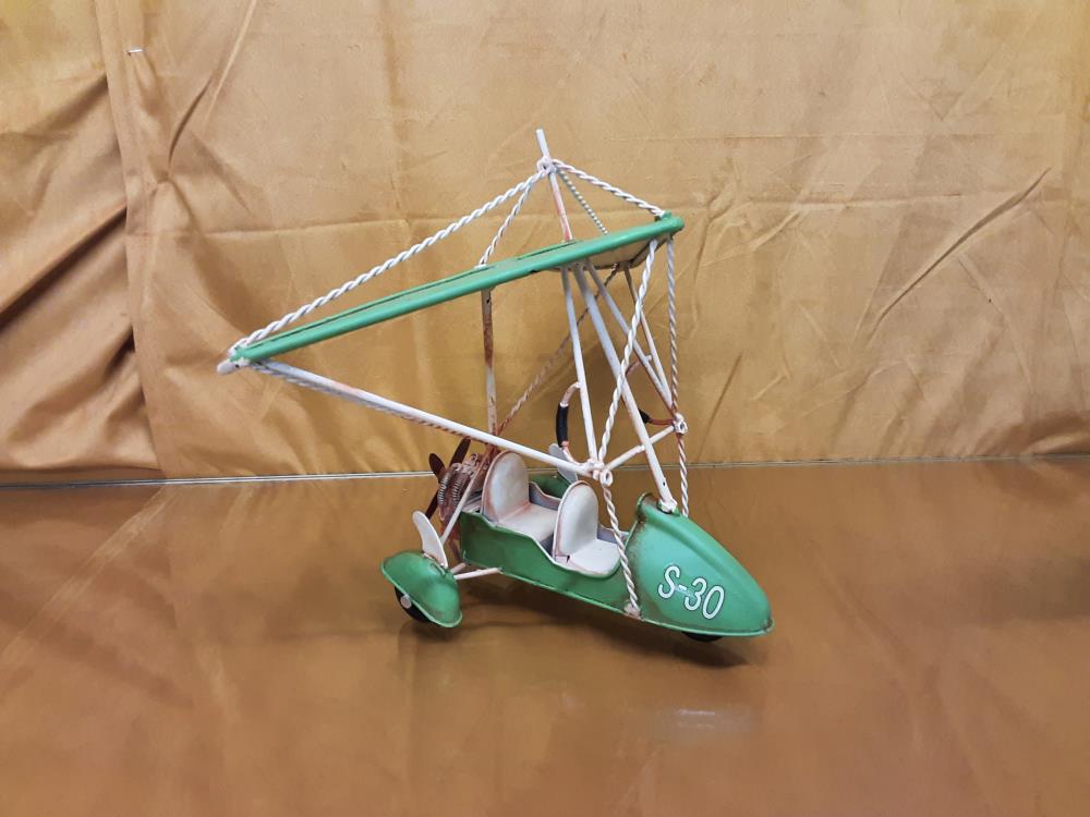 AVION BIPLAN EN MÉTAL VERT (BL-373)