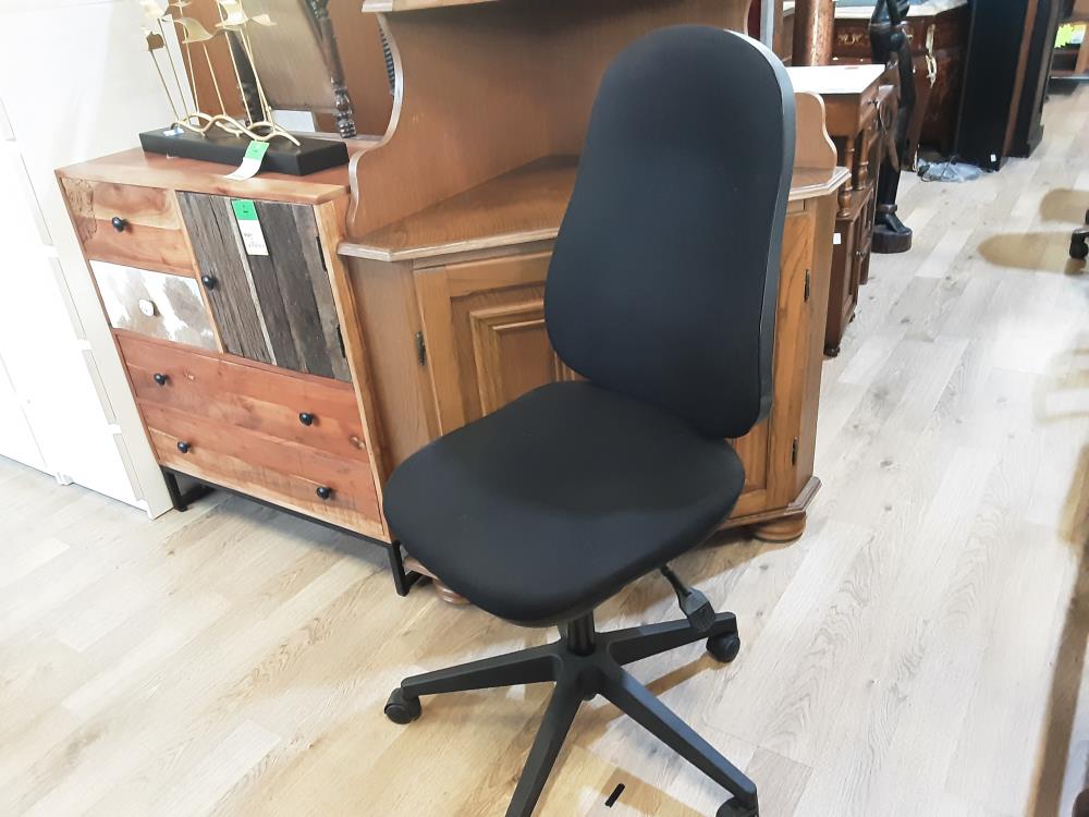 CHAISE DE BUREAU NOIRE AVEC ROULETTES