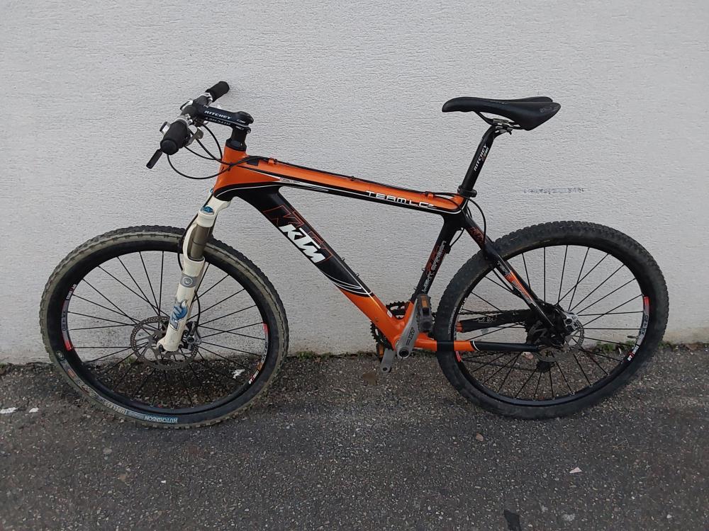 VELO VTT KTM ORANGE ET NOIR 26 POUCES